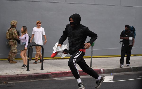 Мародер на улице в Голливуде