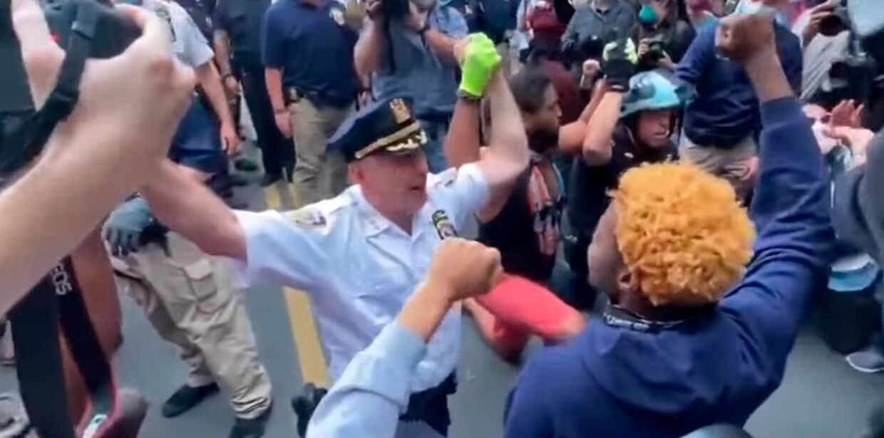 Глава полиции Нью-Йорка стал на колени