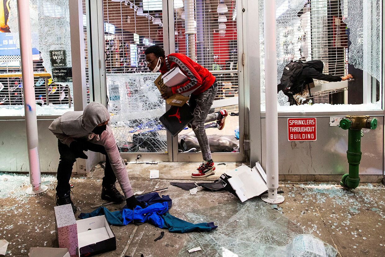 Протестующие грабят магазин в Нью-Йорке