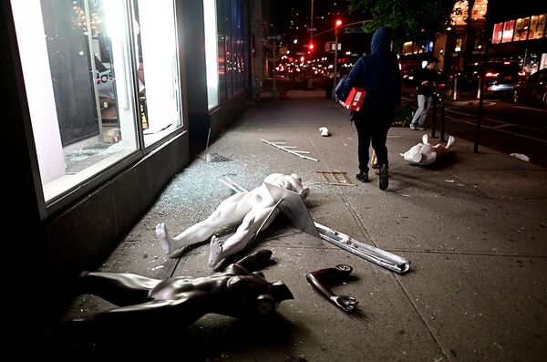 Манекены у витрины разграбленного магазина в Нью-Йорке
