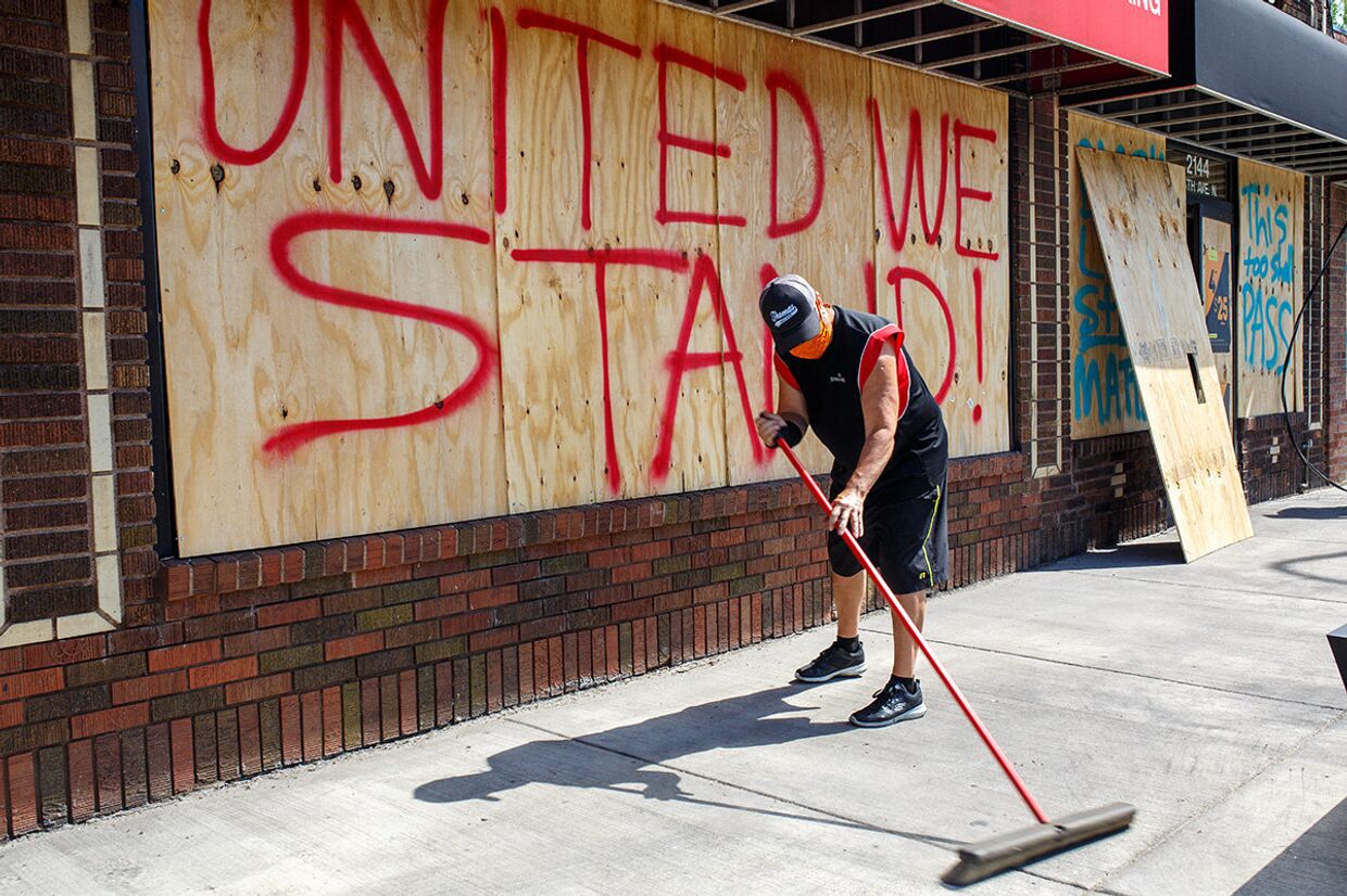 Владелец магазина в Миннеаполисе приводит в порядок территорию после протестов