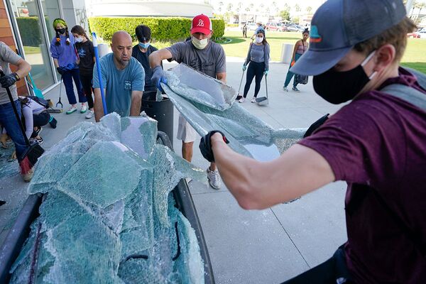 Волонтеры убирают разбитые стекла в Лонг-Бич, штат Калифорния