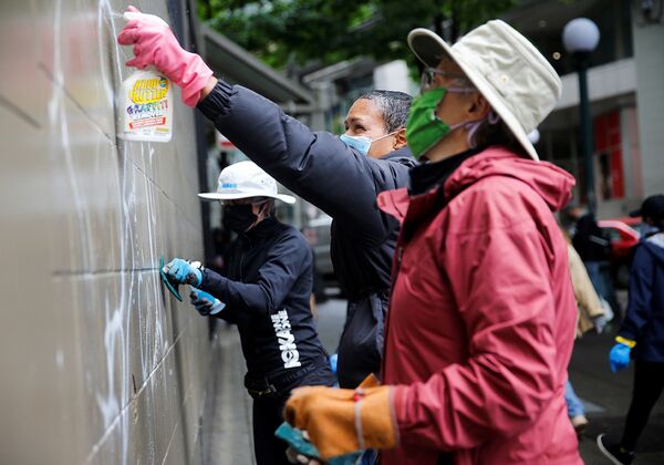 Волонтеры чистят стены от граффити после беспорядков в Сиэтле