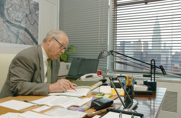 30 июня 2003. Руководитель комиссии инспекторов ООН Ханс Бликс работает в офисе в Нью-Йорке над докладом о вероятности наличия ядерного оружия у Ирака