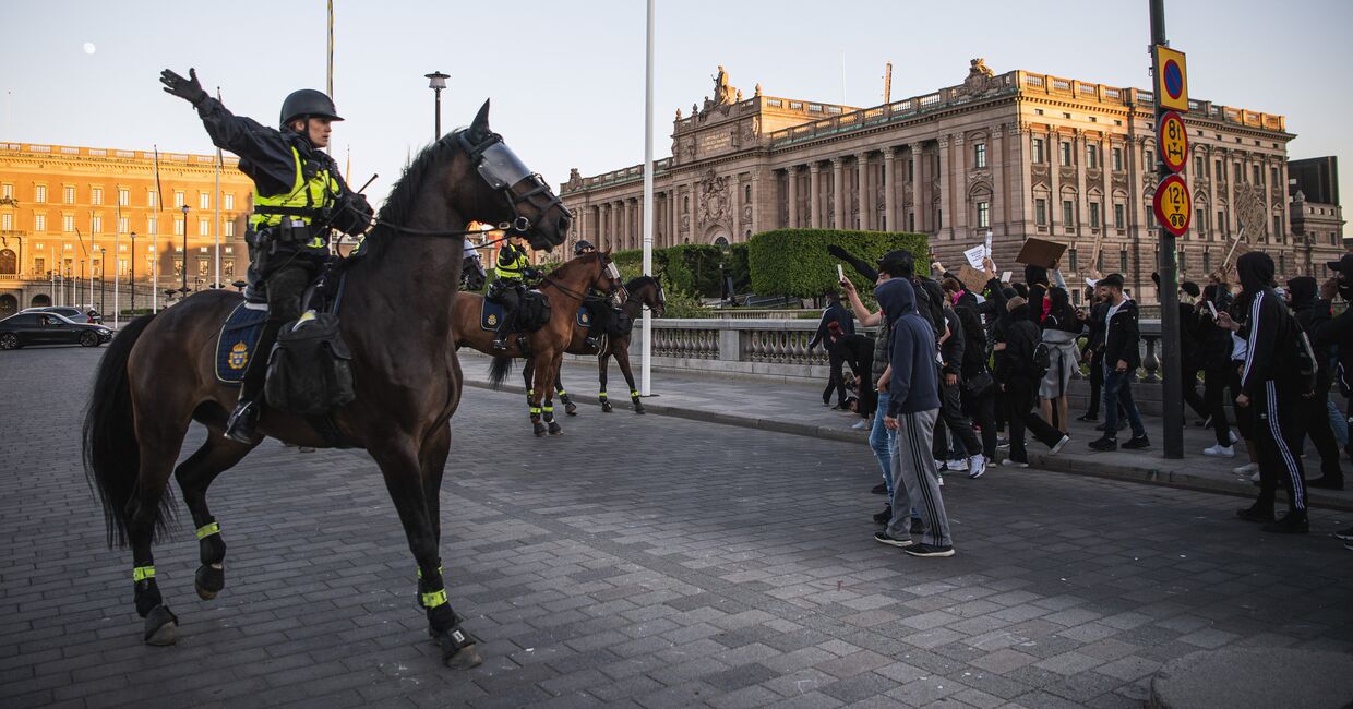 3 июня 2020. Полиция Стокгольма следит за порядком во время демонстрации в знак солидарности с протестующими против расизма и полицейского насилия в США