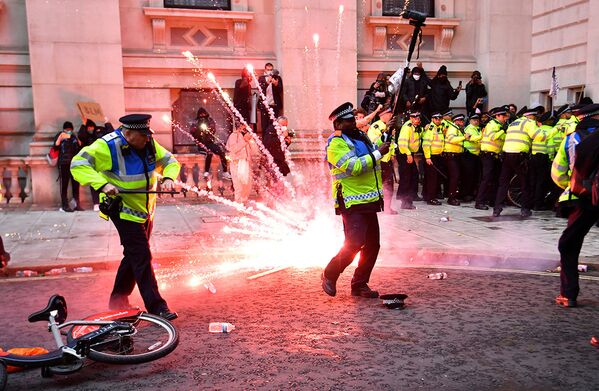 Столкновения демонстрантов с полицией во время акции протеста в Лондоне