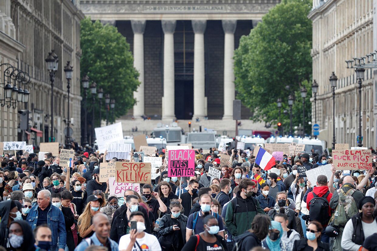 Участники акции протеста против полицейского насилия и расового неравенства возле посольства США в Париже