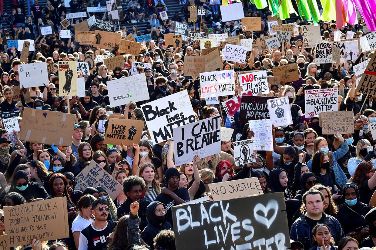 Участники акции протеста в знак солидарности с движением Black Lives Matter в Стокгольме