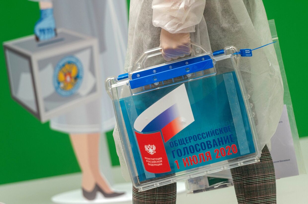 В ЦИК показали экипировку членов УИК при голосовании на дому