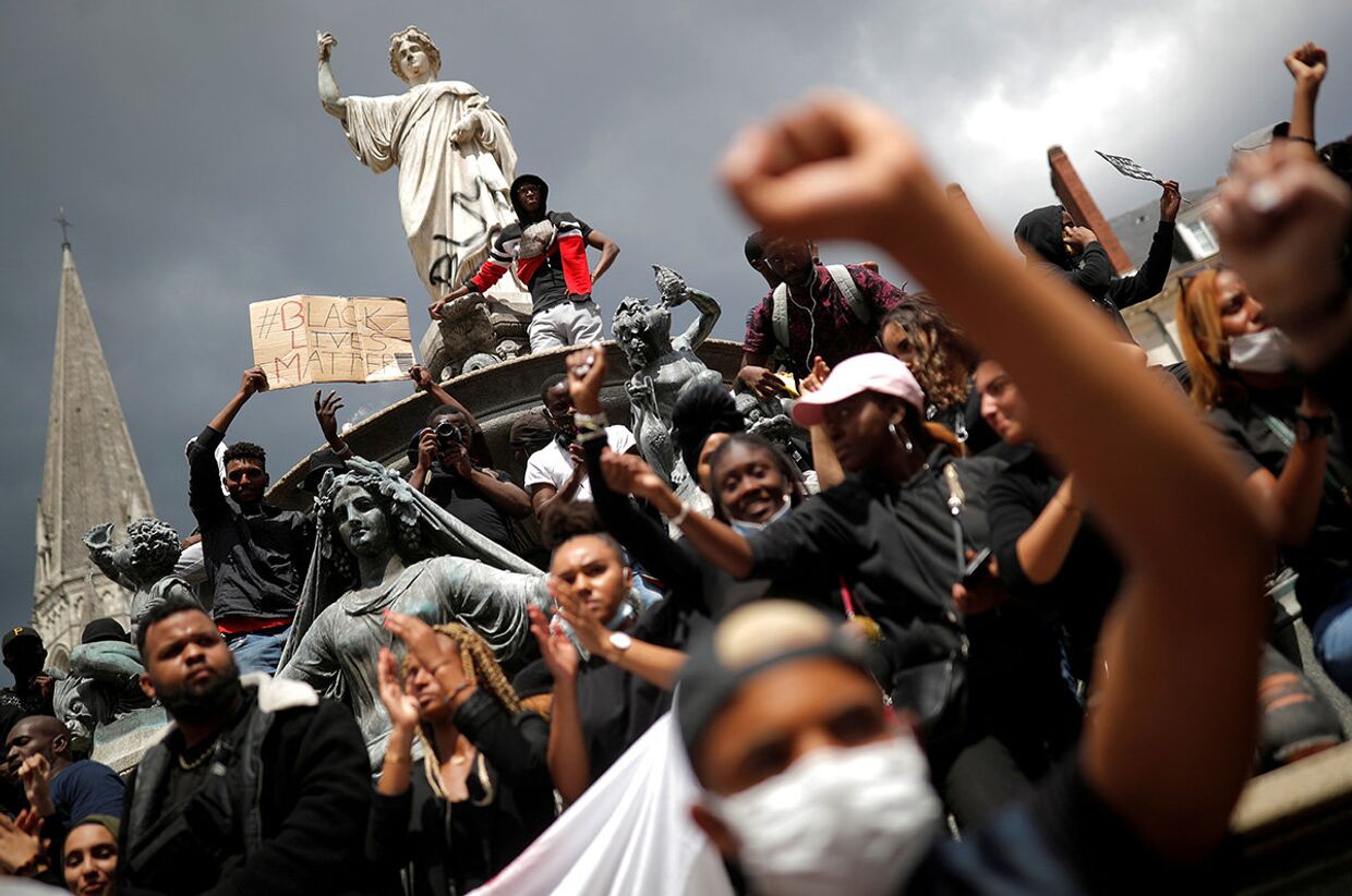 Участники акции протеста против расового неравенства в Нанте