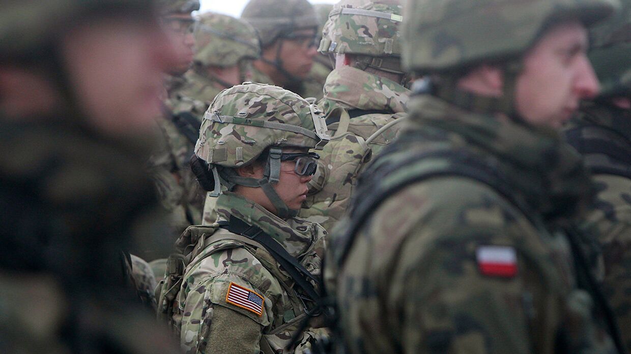 Американские и польские войска во время церемонии в городе Оржиш
