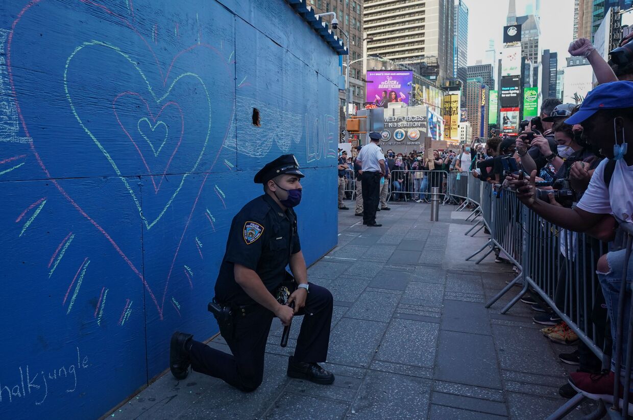 Полицейский преклоняет колено перед протестующими, Нью-Йорк, США