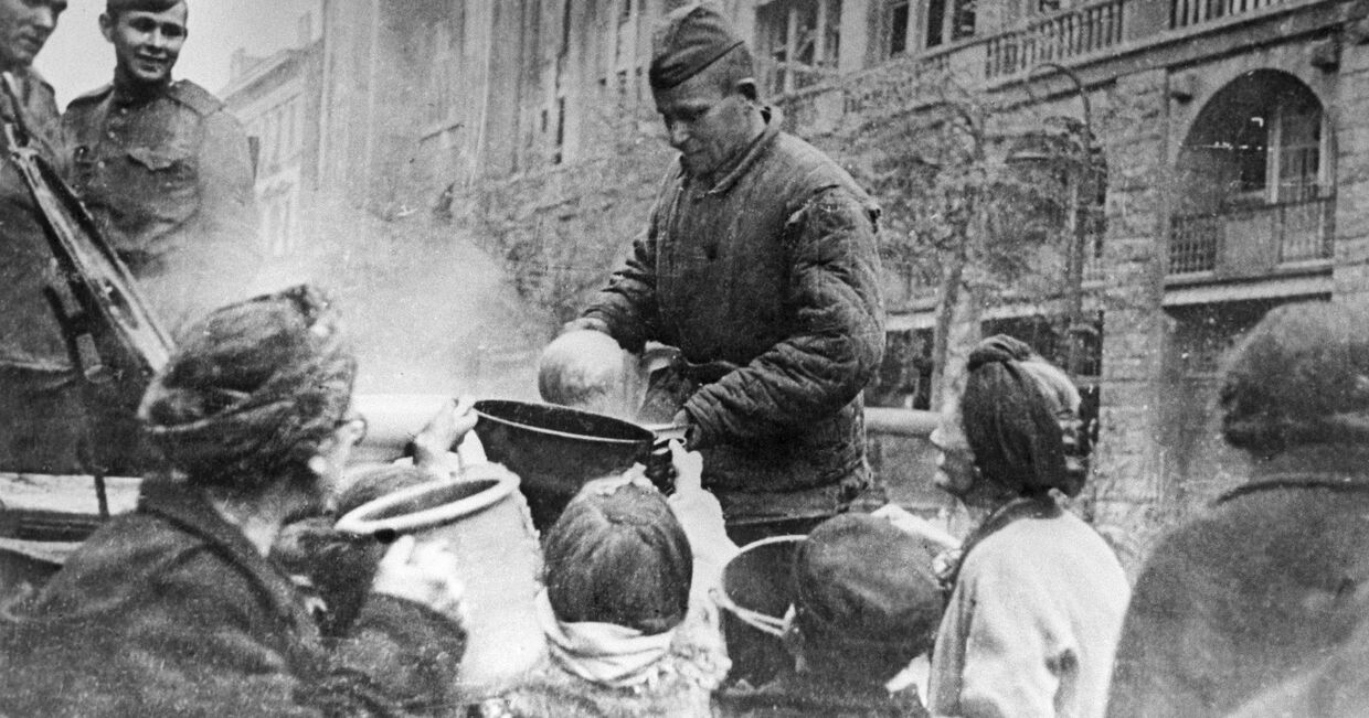 Советские полевые кухни в Берлине кормят голодных горожан. Великая Отечественная война (1941-1945).