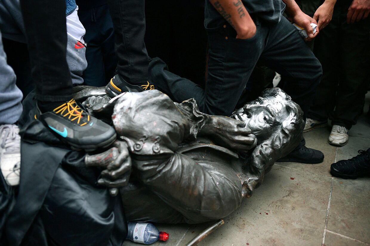 Протестующие сносят статую работорговца Эдварда Колстона во время акции протеста в Бристоле, Великобритания