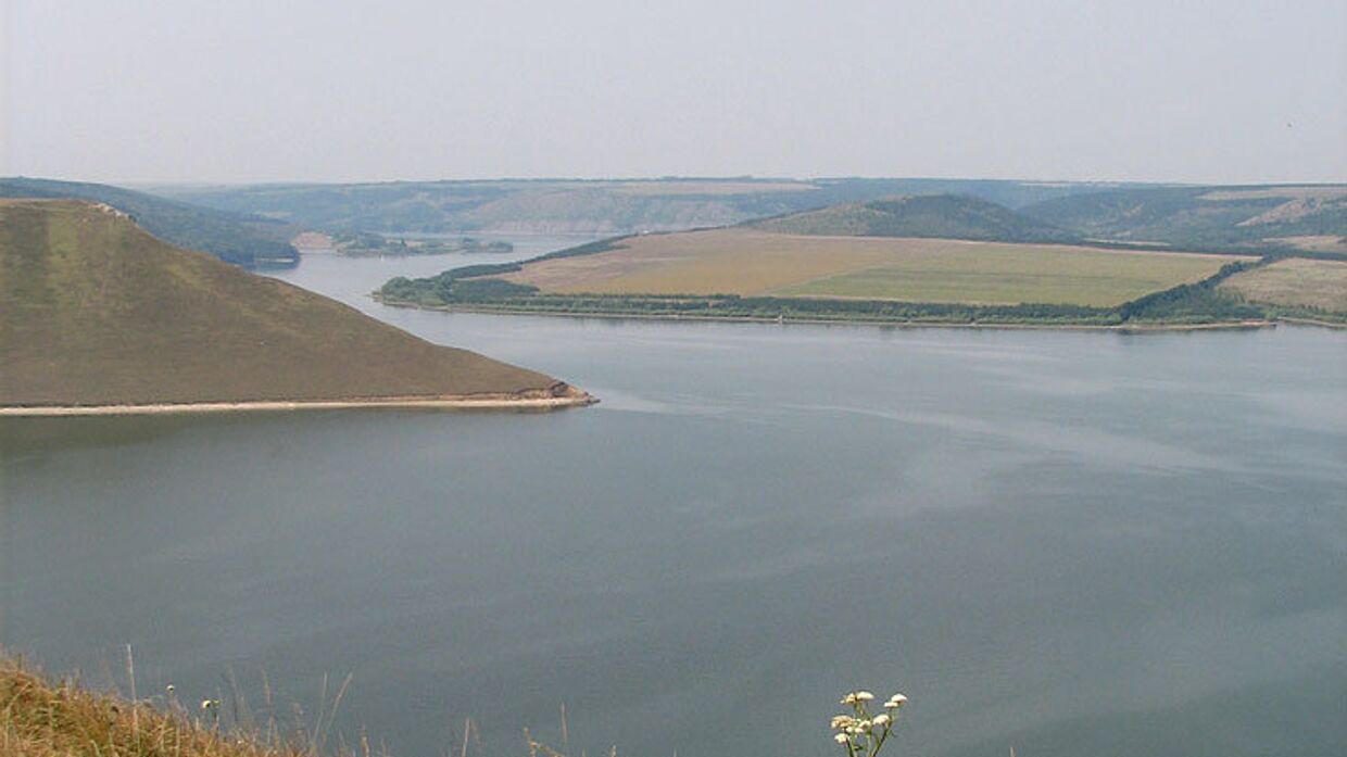 Река Днестр в Бакоте, Украина