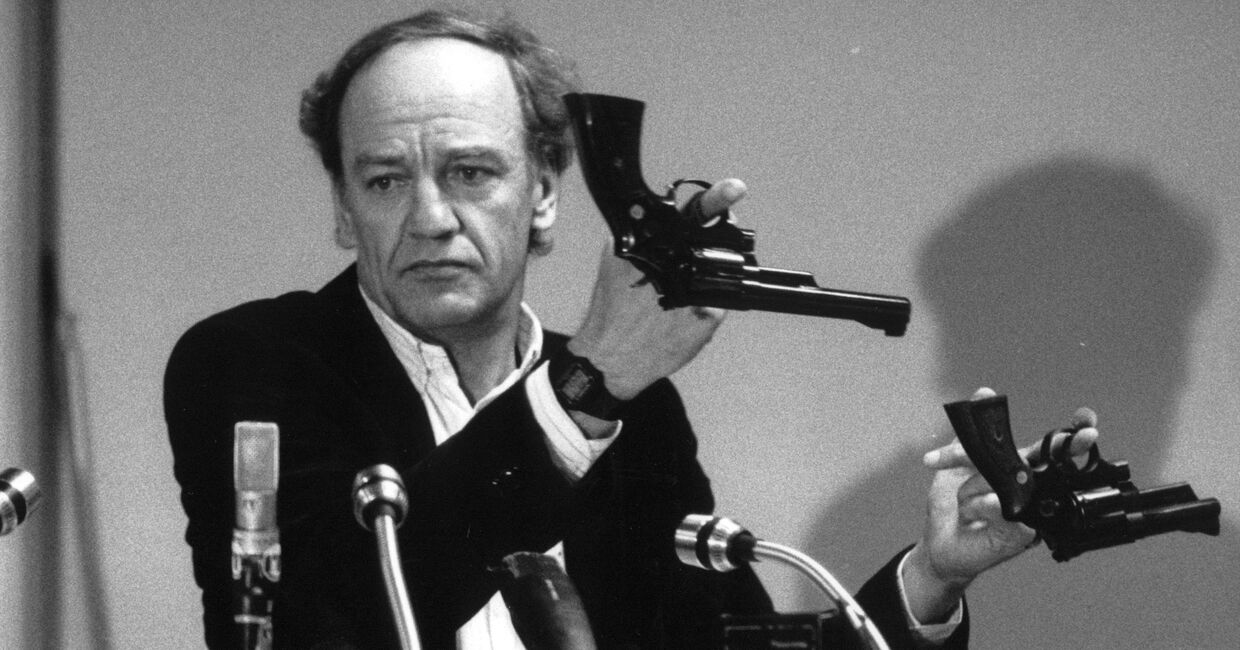 31 марта 1986. Главный следователь Ханс Хольмер демонстрирует два револьвера в рамках расследования убийства Улофа Пальме