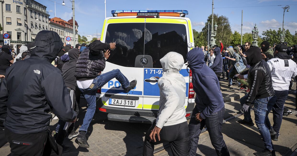 7 июня 2020. Протестующие нападают на полицию в Гётеборге, Швеция