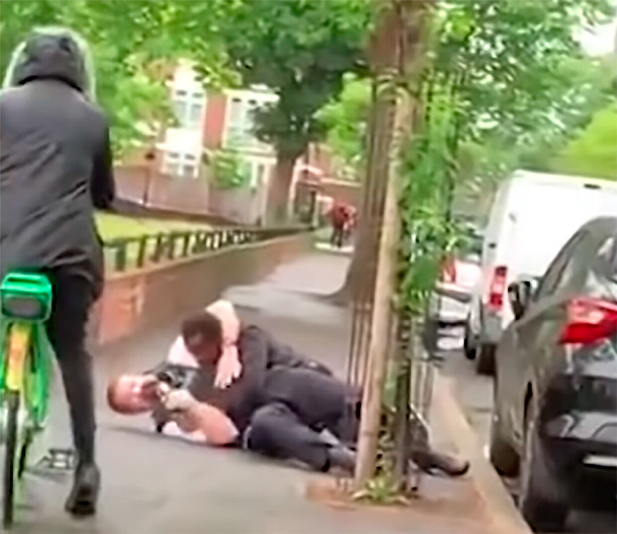 В Лондоне полицейского избили, сделали селфи и станцевали джигу