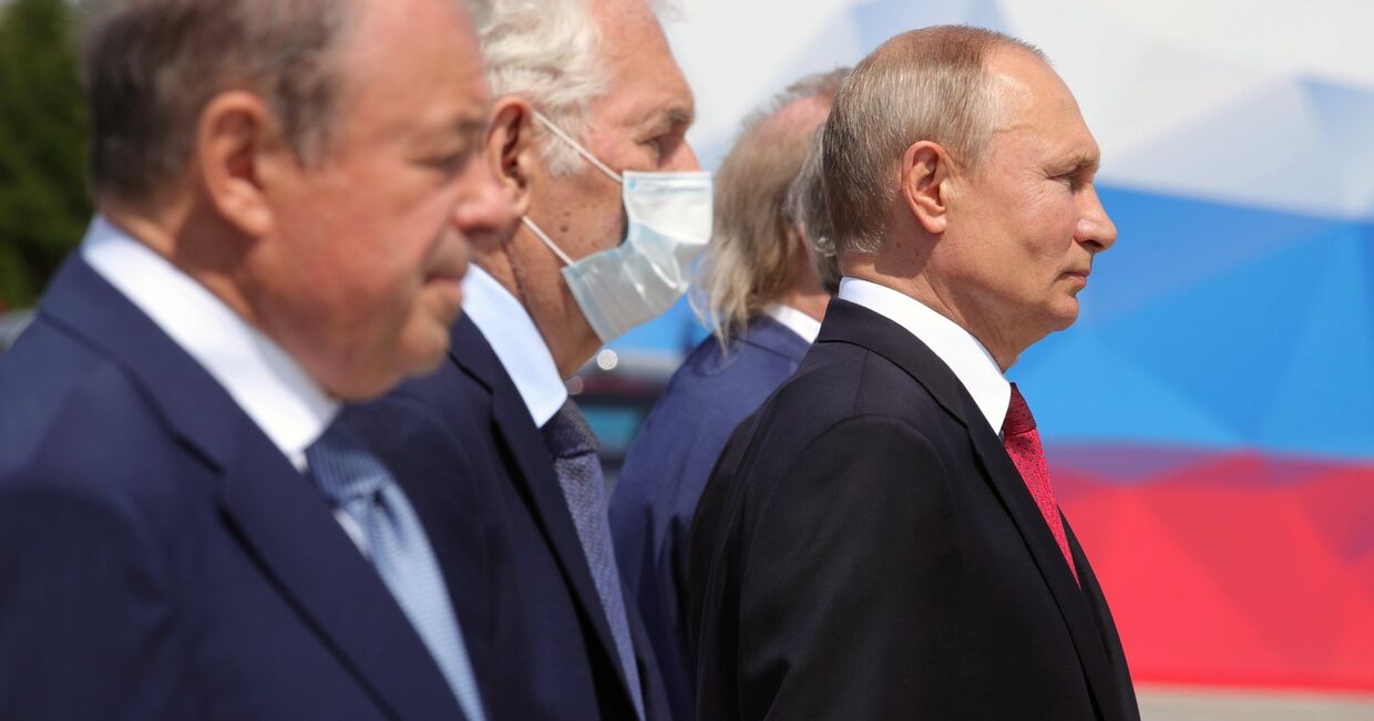 Президент РФ Владимир Путин на церемонии вручения золотых звезд Героям Труда на Поклонной горе.