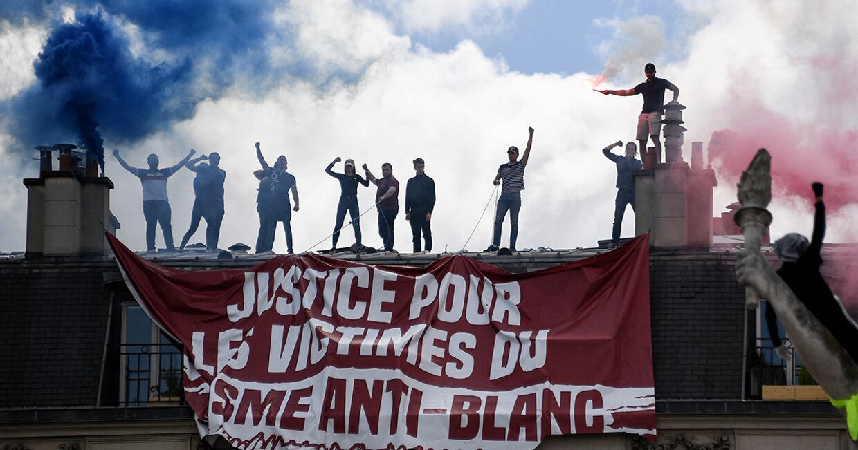 Участники протестов в Париже