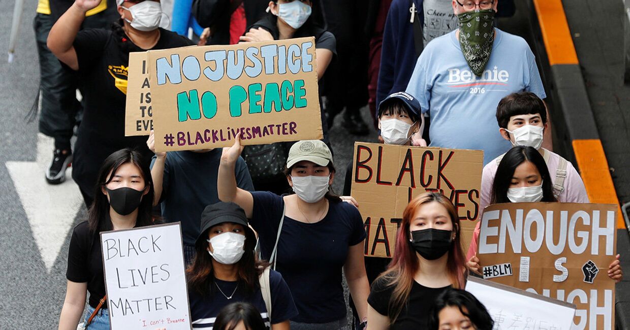 Участники акции протеста против расовой дискриминации в Токио, Япония