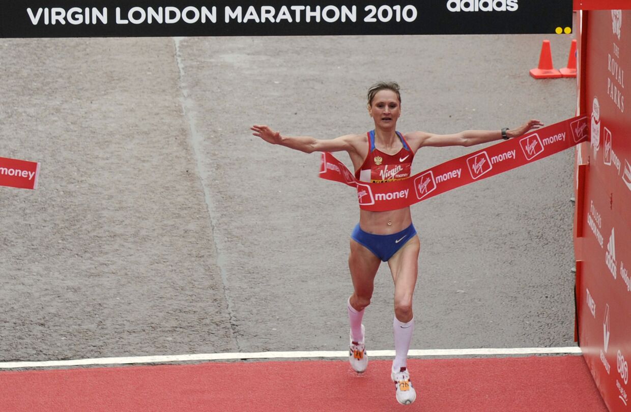 25 апреля 2010. Российская бегунья Лилия Шобухова пересекает финишную черту Лондонского марафона