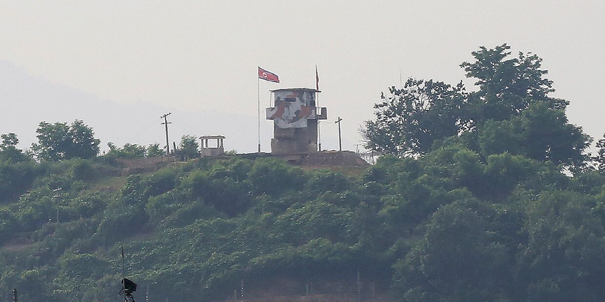 Северокорейский флаг на посту охраны на границе КНДР и Южной Кореи