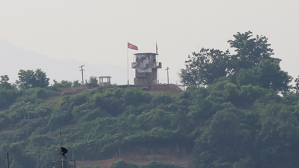 Северокорейский флаг на посту охраны на границе КНДР и Южной Кореи
