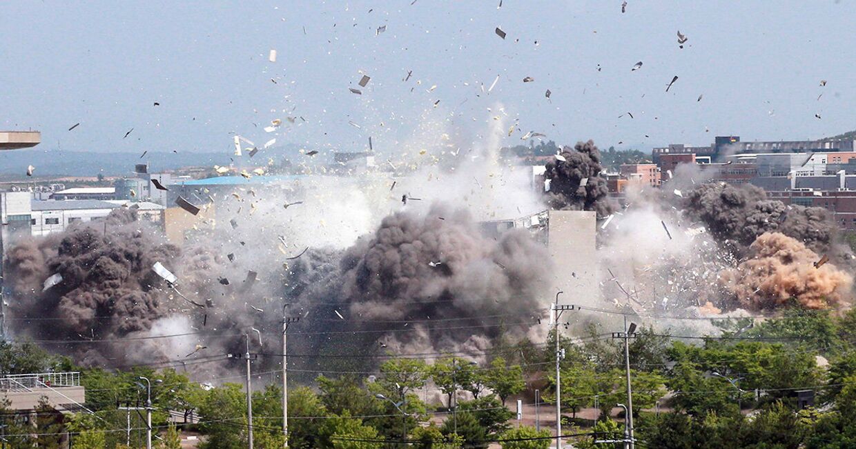 Взрыв здания межкорейского офиса связи в Кэсоне