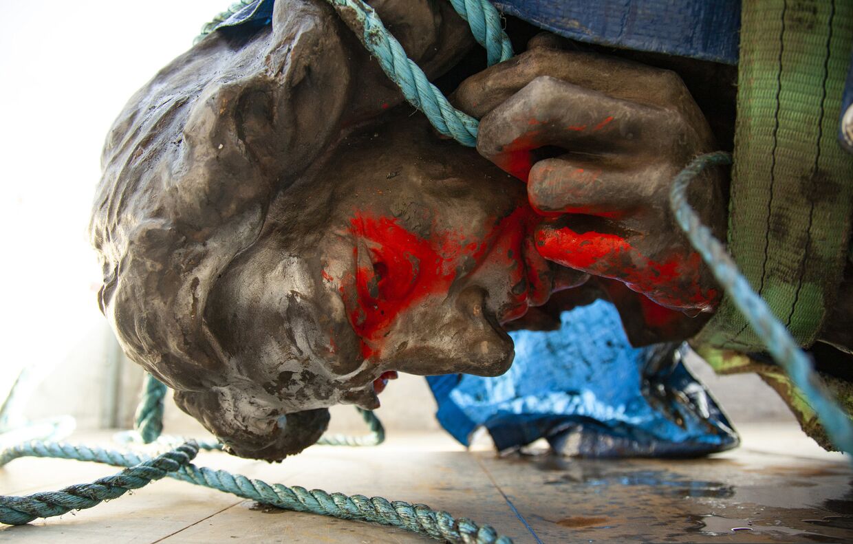 11 июня 2020. Снесенная в ходе антирасистских протестов статуя Эдварда Кольстона, Бристоль, Великобритания