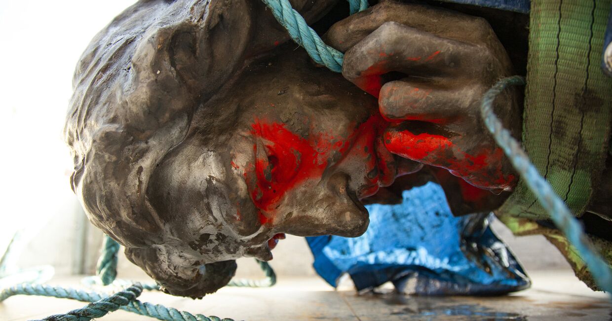 11 июня 2020. Снесенная в ходе антирасистских протестов статуя Эдварда Кольстона, Бристоль, Великобритания