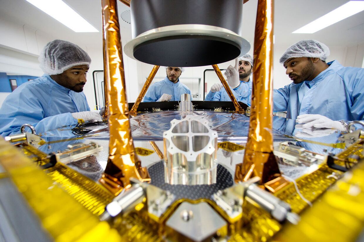Инженеры космического агентства Объединенных Арабских Эмиратов работают над марсианским зондом «Надежда»