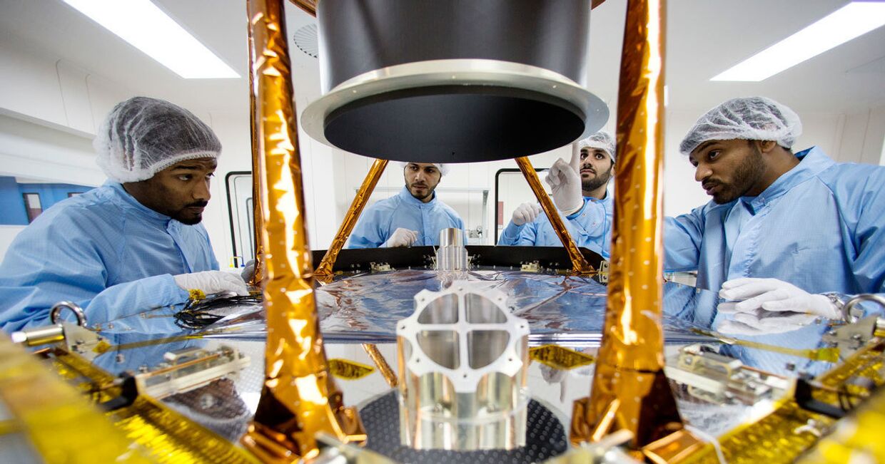 Инженеры космического агентства Объединенных Арабских Эмиратов работают над марсианским зондом «Надежда»