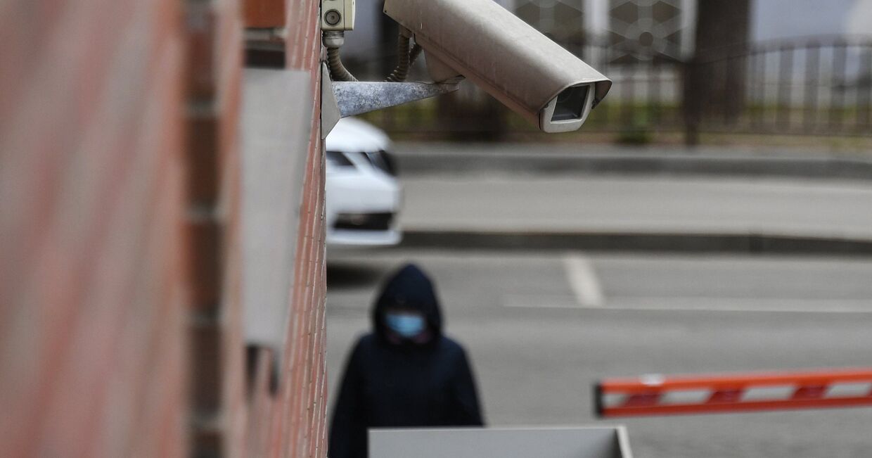 Камера наблюдения на стене одного из домов в Москве