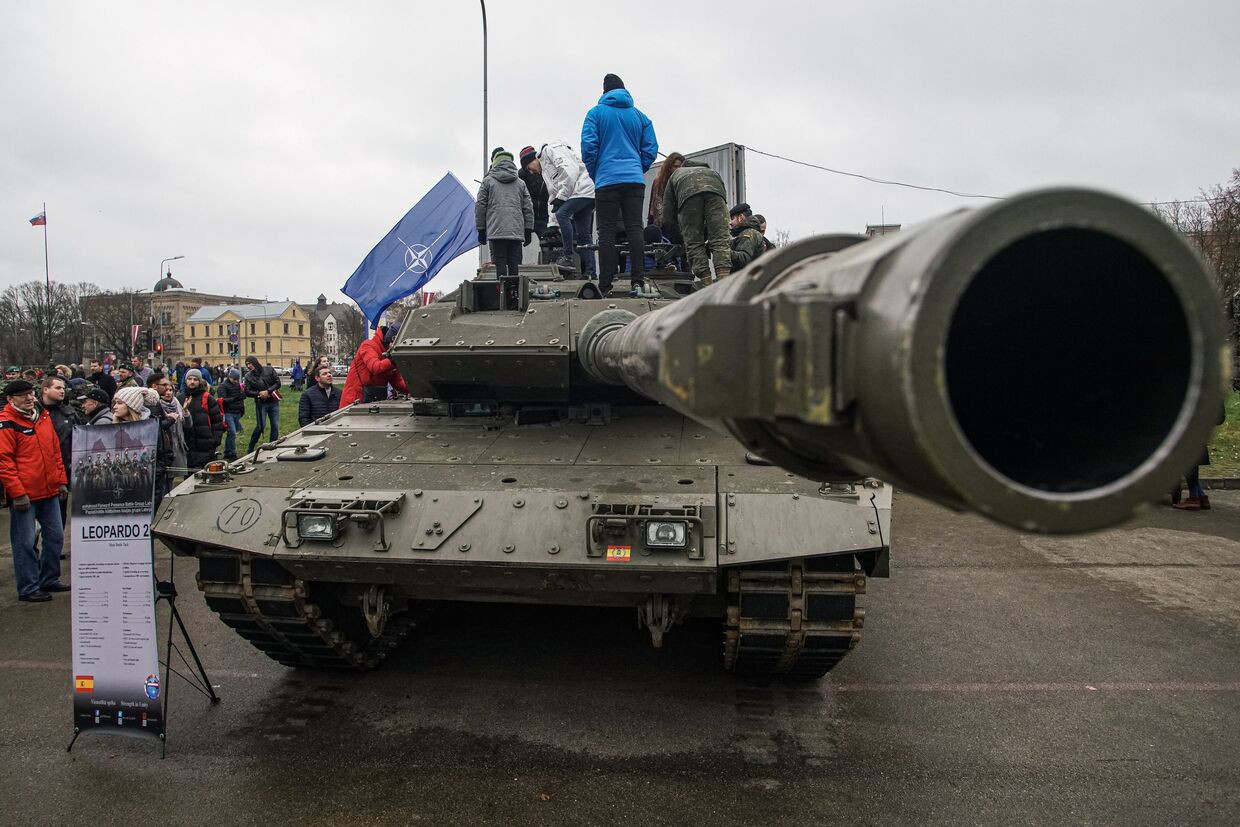 Жители Риги осматривают танк НАТО Leopard 2, Латвия