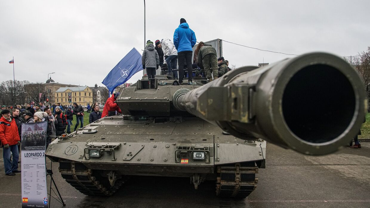 Жители Риги осматривают танк НАТО Leopard 2, Латвия