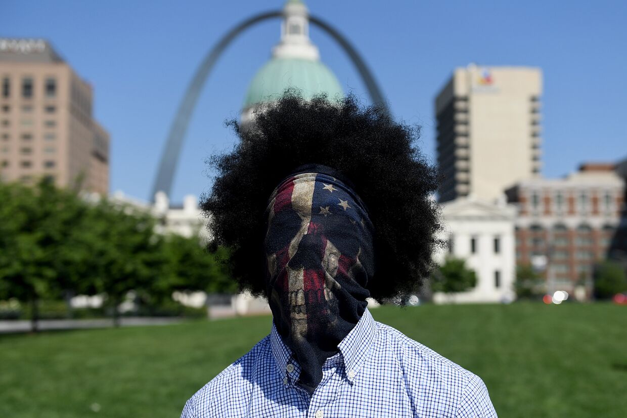 14 июня 2020. Чернокожий участник протестов против расизма в Сент-Луисе, Миссури, США