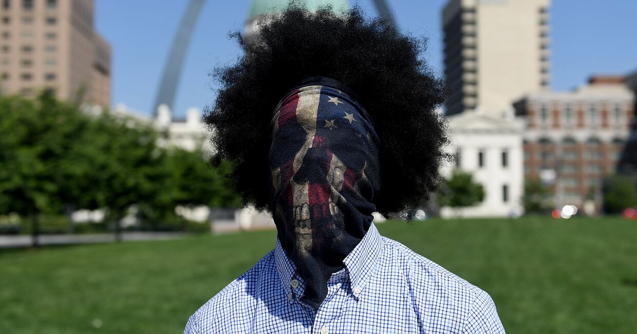14 июня 2020. Чернокожий участник протестов против расизма в Сент-Луисе, Миссури, США