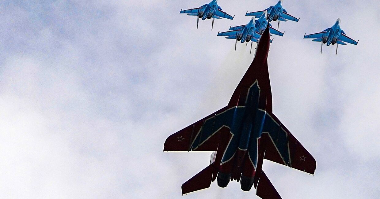 Истребители МиГ-29 и Су-30СМ пилотажных групп Русские витязи и Стрижи