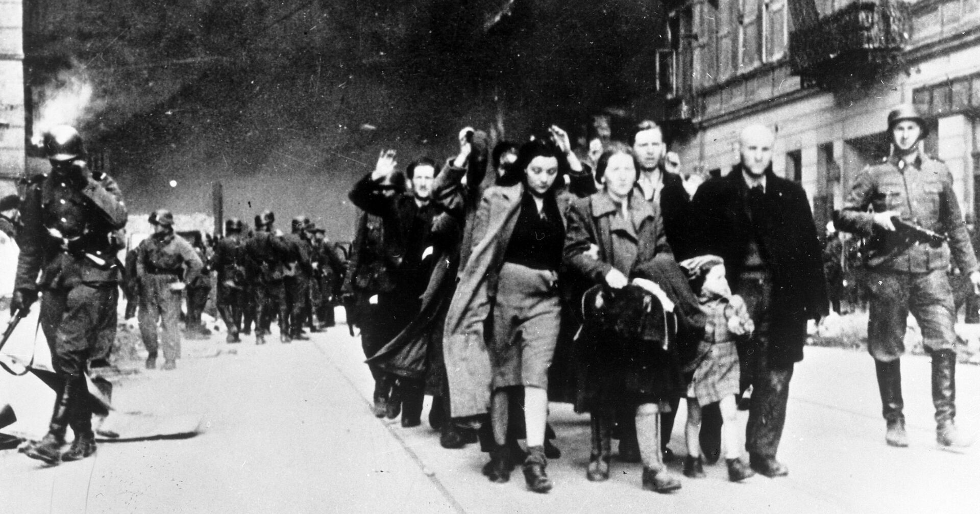 Жителей Варшавского гетто отправляют в лагерь смерти Треблинка - ИноСМИ, 1920, 29.03.2021