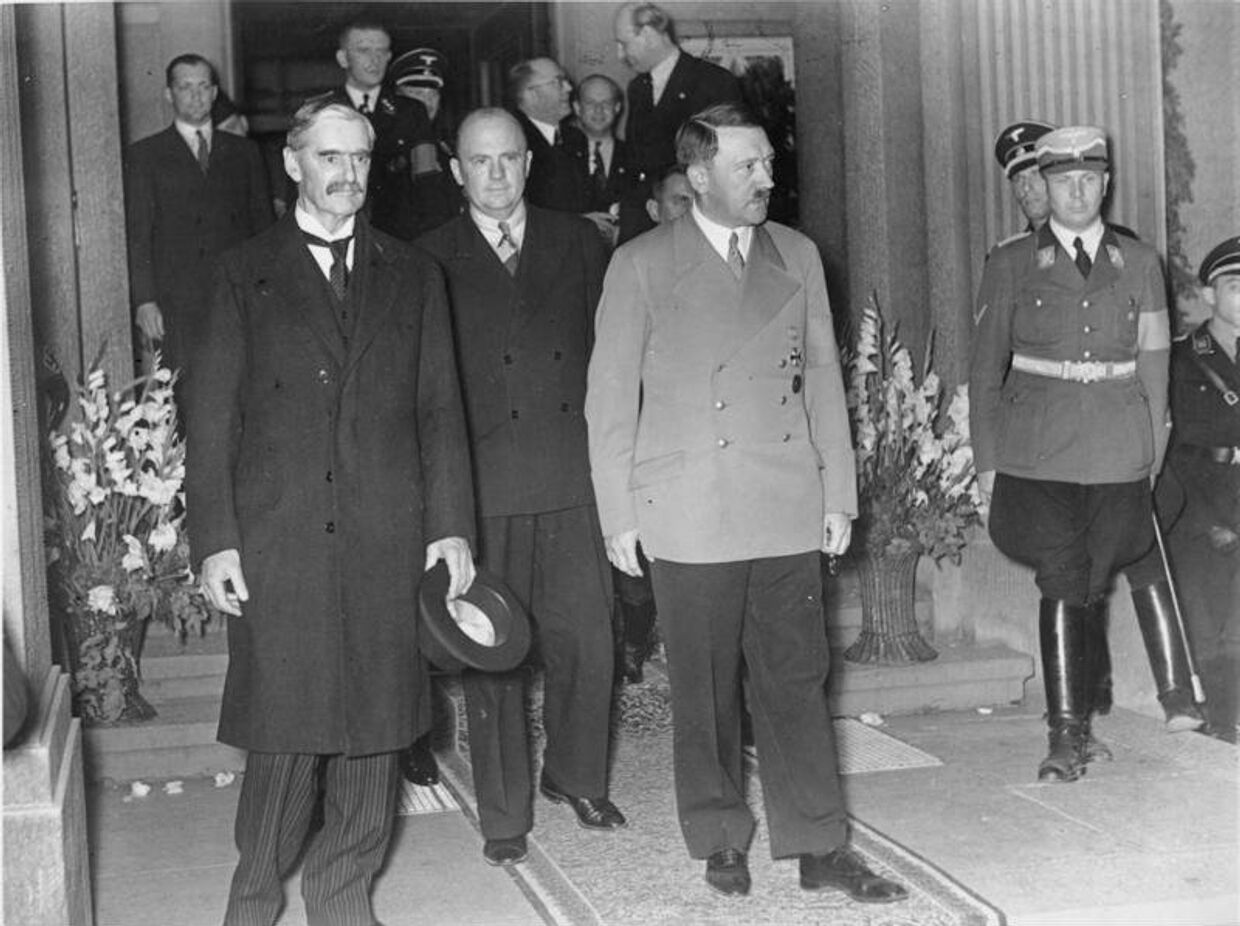Чемберлен (слева) и Гитлер на встрече в Бад-Годесберге, 23 сентября 1938 года