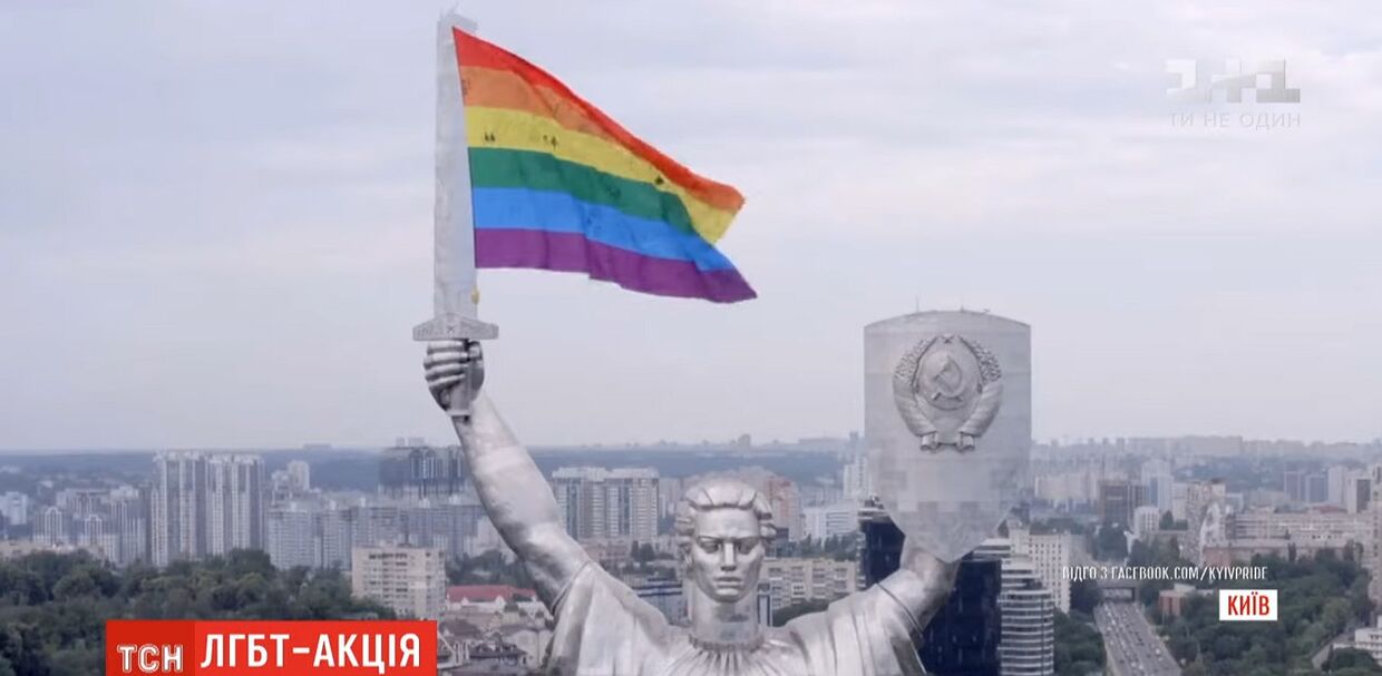 Зачем главный монумент Киева одели в цвета ЛГБТ накануне 22 июня