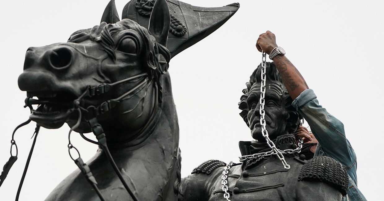 Памятник Эндрю Джексону во время акции протеста в Вашингтоне