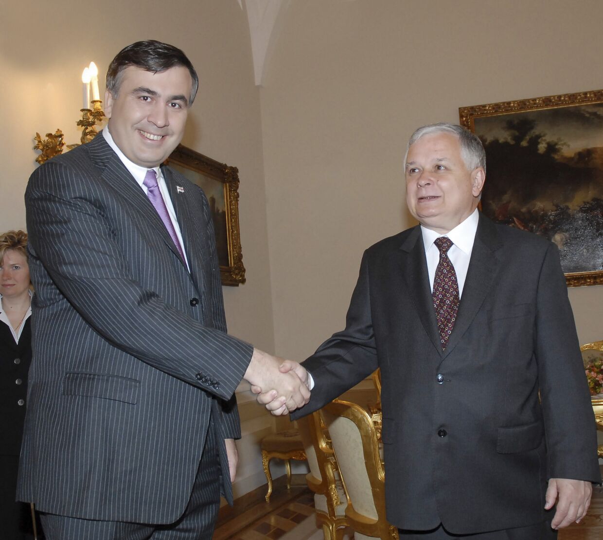 Президенты Грузии Михаил Саакашвили и Польши Лех Александр Качиньский (слева направо) во время встречи в Тбилиси