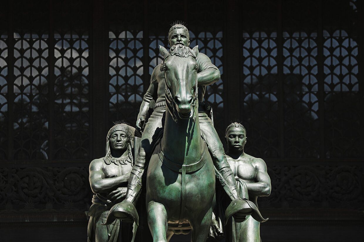 Памятник Теодору Рузвельту, распложенный в Нью-Йорке рядом с Музеем естественной истории