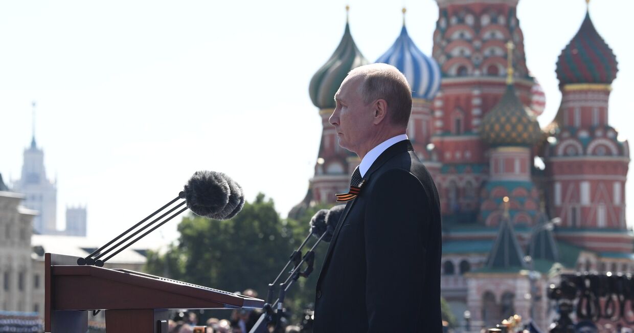 Президент РФ В. Путин принял участие в военном параде в ознаменование 75-летия Победы