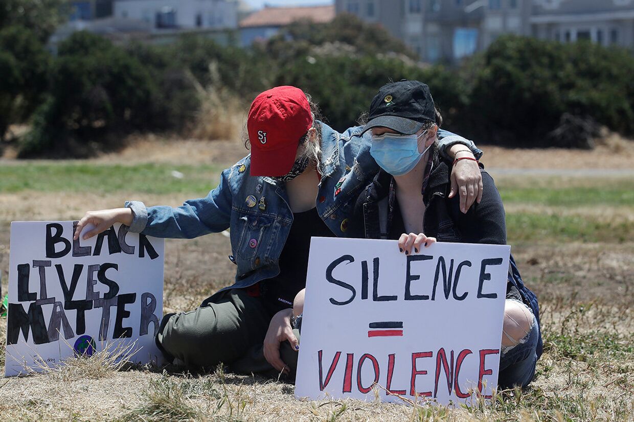 Участники акции протеста с плакатом «Молчание — это насилие»