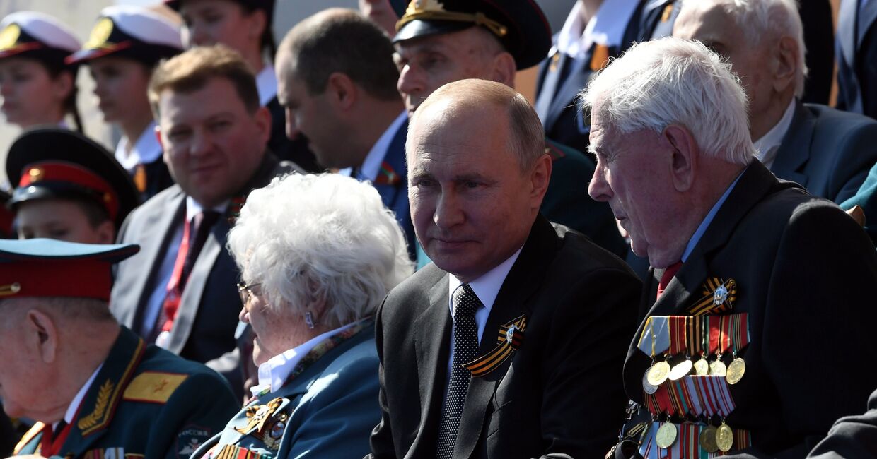 Президент РФ Владимир Путин во время военного парада в ознаменование 75-летия Победы