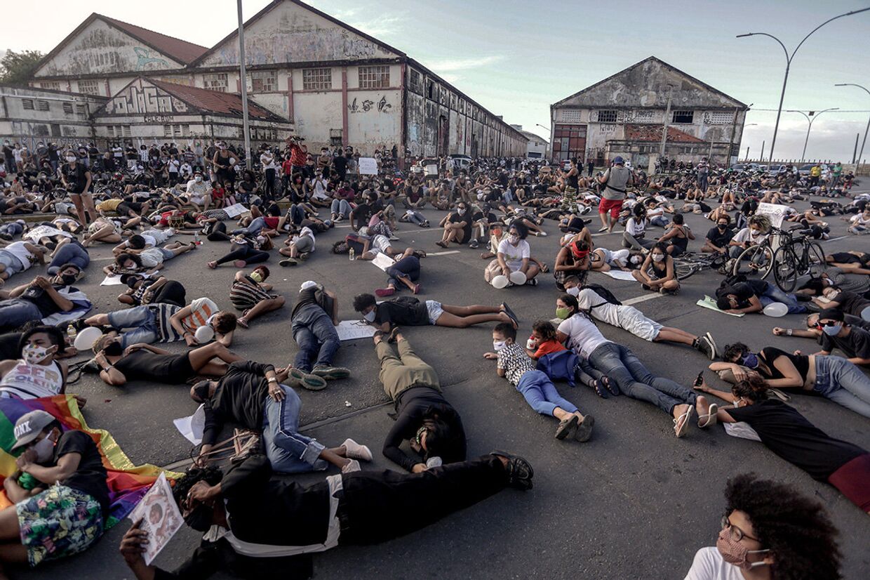 Участники акции протеста в Ресифи, штат Пернамбуку, Бразилия
