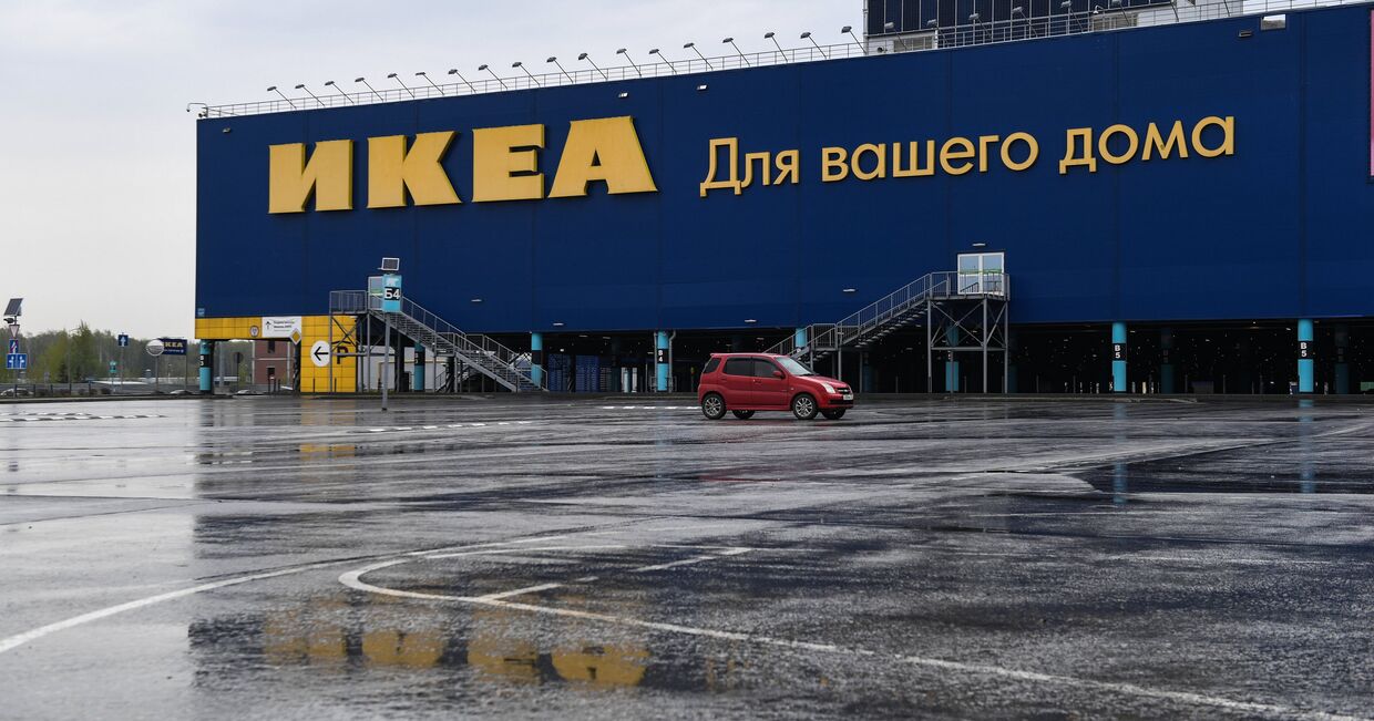 Пустая парковка возле магазина IKEA в торговом центре Мега-Новосибирск